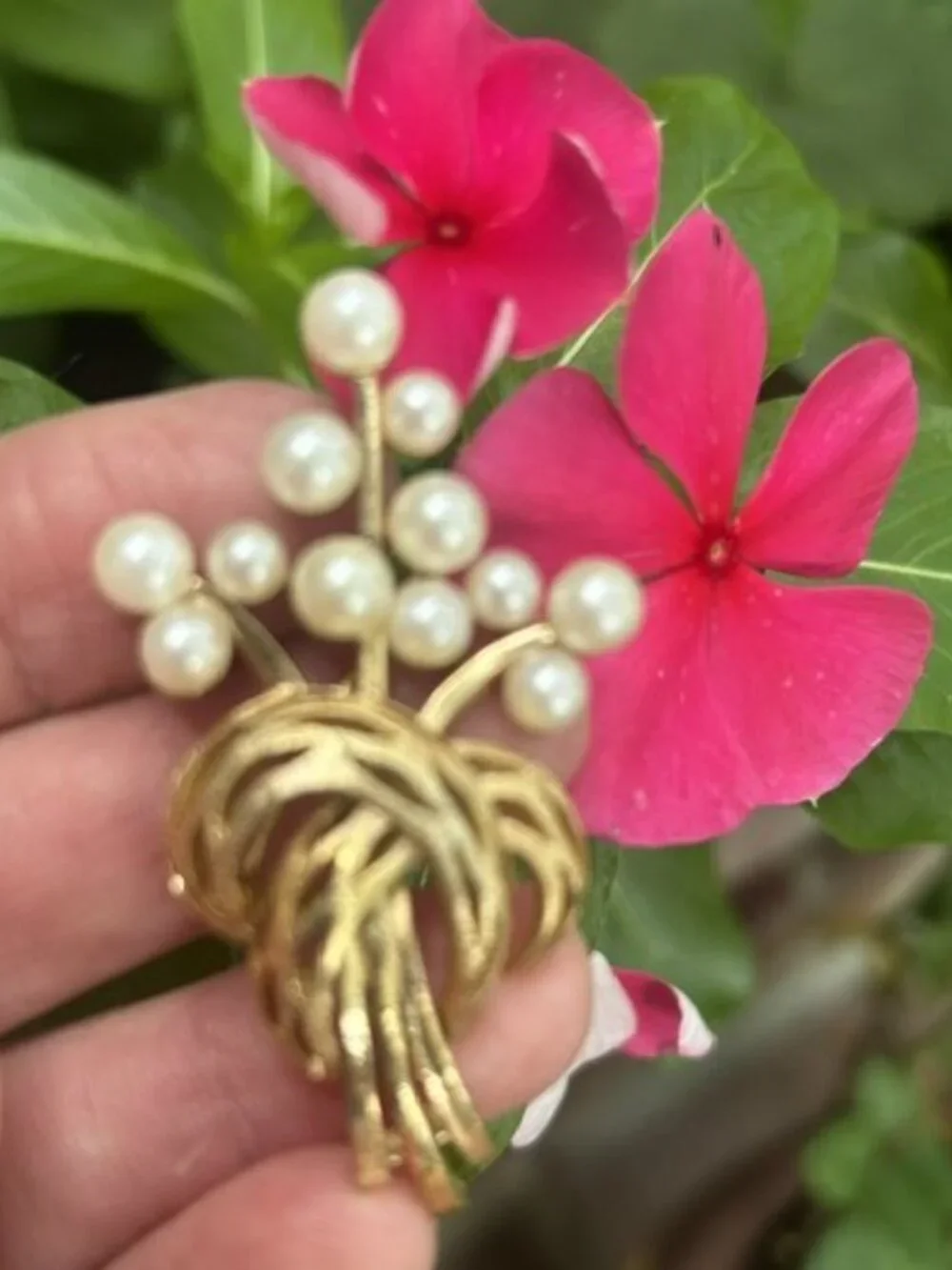 CROWN TRIFARI Brushed Gold Faux Pearl Bouquet BROOCH